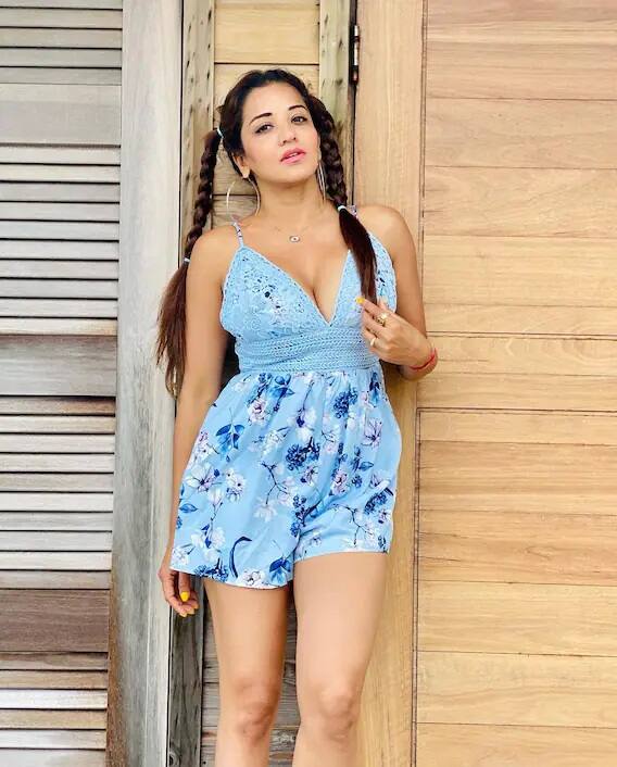 મોનાલિસા સોશ્યલ મીડિયા પર ખુબ એક્ટિવ રહે છે અને દરરોજ પોતાની નવી નવી તસીવરો અને વીડિયો શેર કરતી રહે છે.