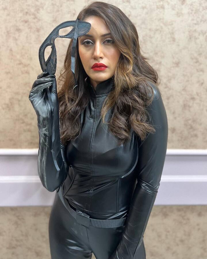 गेल्या काही काळापासून ती तिच्या स्टायलिश लूकमुळेही खूप चर्चेत आहे.सुरभीचे चाहते आज तिच्या एका झलकसाठी आतुर झाले आहेत.(फोटो सौजन्य :officialsurbhic/इंस्टाग्राम)