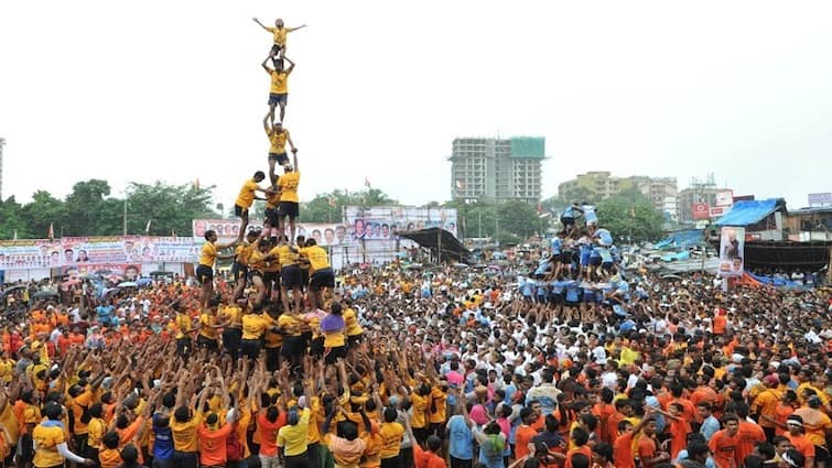 Maharashtra Marathi News Organizers complete preparations for Dahi Handi festival in Mumbai-Thane Millions in prizes for world record for layers Dahi Handi 2002 : मुंबई-ठाण्यात दहीहंडी उत्सवासाठी आयोजक ते गोविंदा पथकांची तयारी पूर्ण; थरांचा विश्‍वविक्रम करणाऱ्या पथकांसाठी लाखोंची बक्षीसे