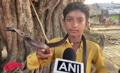 UPના આ ગામના બાળકો રમકડાં નહીં સાપ સાથે રમે છે, જુઓ તસવીરો