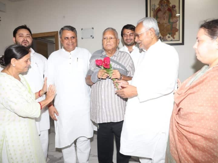 Bihar News: बिहार के मुख्यमंत्री नीतीश कुमार ने बुधवार को 10 सर्कुलर रोड स्थित राबड़ी देवी के आवास पर आरजेडी सुप्रीमो लालू यादव से मुलाकात की.