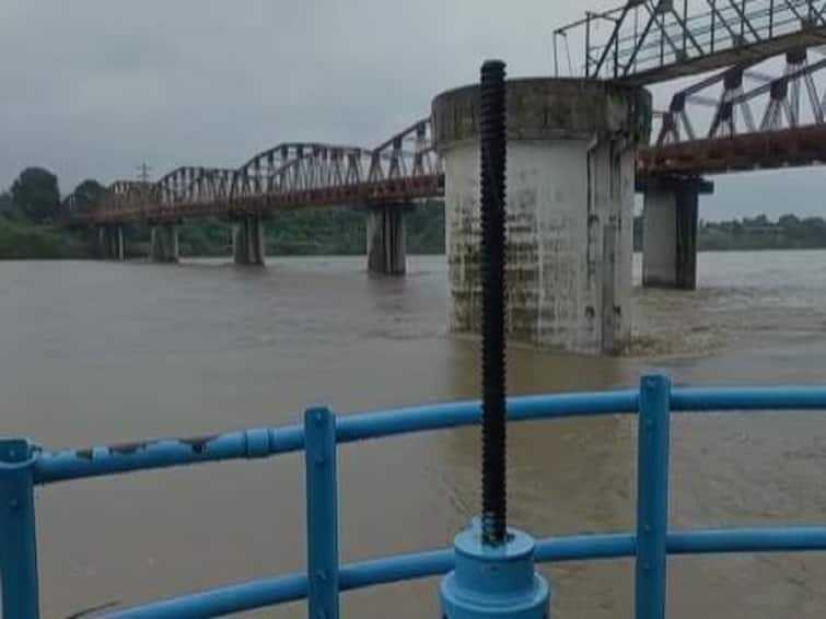 Flood situation continues in Gadchiroli, Chandrapur and Bhandara, holiday announced for schools in Bhandara district today Bhandara Rain : भंडाऱ्यासह गडचिरोली आणि चंद्रपूरमध्ये पूरस्थिती कायम, भंडारा जिल्ह्यातील शाळांना आज सुट्टी, नागरिकांना सतर्कतेच्या सूचना