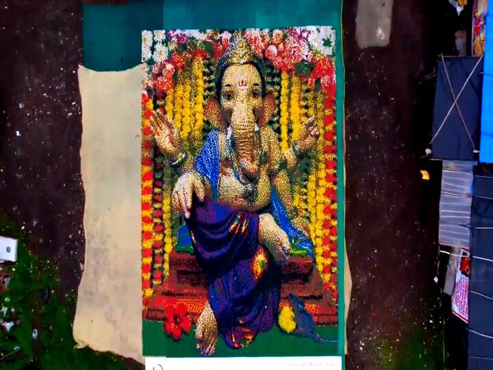 12 सहकाऱ्यांसोबत हे पोर्ट्रेट साकारले आहे.