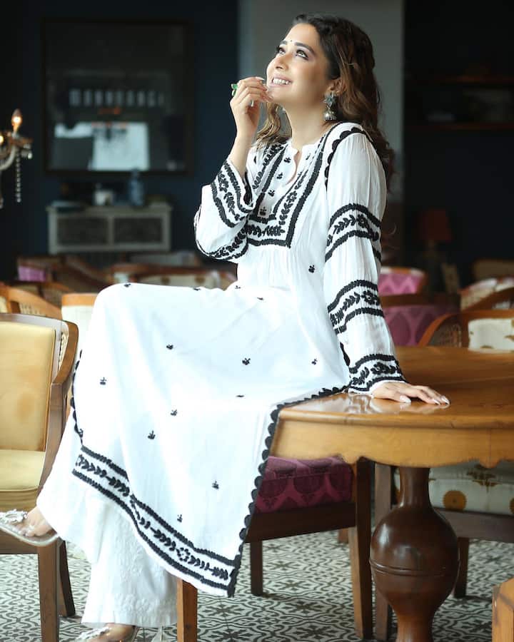 फोटो शेअर करताना तिने कॅप्शनमध्ये लिहिले की, 'तुमच्या सकाळची सुरुवात हसून आणि सकारात्मकतेने करा.' (फोटो सौजन्य : tinadatta/इंस्टाग्राम)