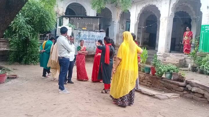 जोधपुर कांग्रेस जिला अध्यक्ष सलीम खान भी मौके पर पहुंच गए और स्कूल की हालत को लेकर रिपोर्ट बनाने की बात की अधिकारियों से भी बात कर जल्द स्कूल को शिफ्ट कराने को लेकर कार्रवाई की जाएगा.