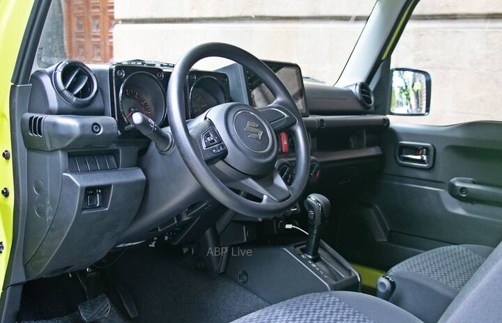 Maruti Suzuki Jimny जल्द ही लॉन्च की जाएगी, लेकिन पिछले ऑटो एक्सपो में दिखाए जाने के बाद लॉन्चिंग में इतना समय लगने के बाद इंतजार करना मुश्किल है. एक व्यक्ति ने भारत में Maruti Suzuki Jimny का एक उदाहरण आयात किया है. उस व्यक्ति को धन्यवाद, हमें आखिरकार इसका स्वाद मिलेगा. ज़रा सोचिए जब जिम्नी आपके पास एक नेक्सा शोरूम में उतरेगी तो कितना शानदार अनुभव होगा.