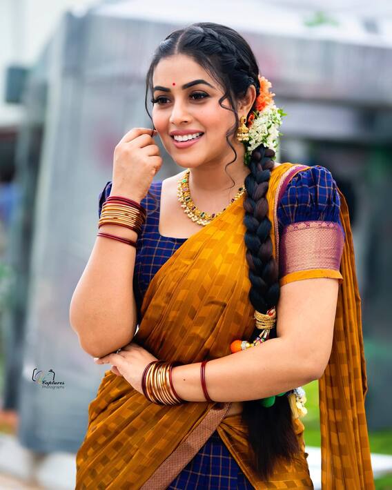 Poorna: అప్పుడే అరవిరిసిన ముద్ద మందారంలా పరికిణిలో మెరిసిపోతున్న పూర్ణ