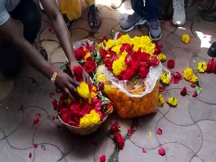 कोरोनाच्या प्रादुर्भाव कमी झाल्यावर मंदिरं सुरू झाली मात्र आजही शिर्डीत फुले अथवा हार नेण्यास मनाई आहे.