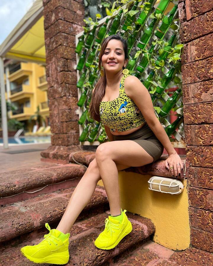 मोनालिसा (Monalisa) ने कई हिट भोजपुरी फिल्मों में काम किया है. जिसे लेकर उन्होंने काफी सुर्खियां भी बटोरी हैं.