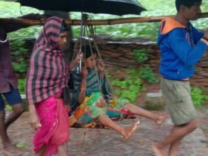 Bastar Villagers took the pregnant woman hospital crossing overflowing drain ANN Bastar News: बस्तर में बांस पर टांगकर गर्भवती महिला को अस्पताल ले गए ग्रामीण, 10 किमी पैदल चले