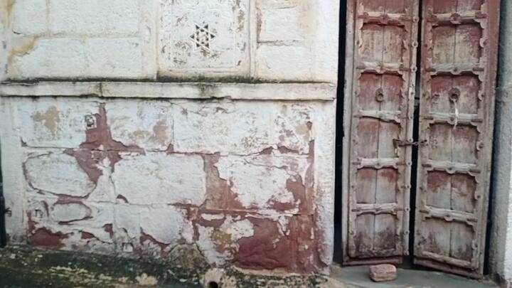 आमतौर पर जर्जर अवस्था में बिल्डिंग होने पर नगर निगम की कार्रवाई करते हैं लेकिन इस तरह की बिल्डिंग पर ना तो नगर निगम की नजर जा रही है और ना ही प्रशासन की. शिक्षा विभाग की तो बात ही अलग है. आखिर ऐसी जर्जर इमारत के नीचे 300 से अधिक बच्चों को बैठा कर शिक्षा देना और उनकी जान खतरे में डालना क्या उचित है.