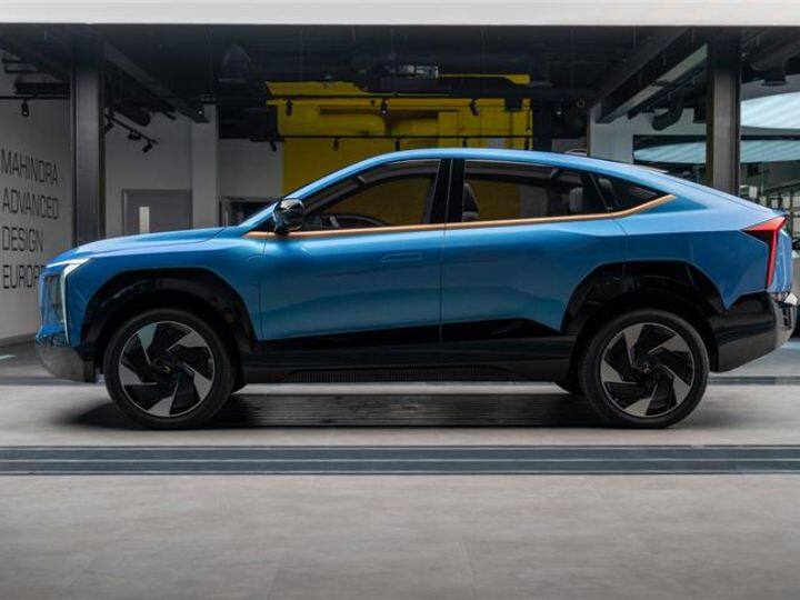 या कारचे इंटीरियर XUV पेक्षा पूर्णपणे वेगळे आहे. ज्यामध्ये तीन 12.3-इंचाचे डिस्प्ले आहेत. ज्यात मोठ्या डिजिटल इन्स्ट्रुमेंट क्लस्टर डिस्प्लेचा समावेश आहे. उर्वरित डॅशबोर्ड लेआउट, बाकी सर्व काही XUV 700 सारखेच आहे. ज्यात तळाशी असलेल्या रोटरी नॉबचा समावेश आहे. कॉन्सेप्ट कारला टू-स्पोक स्टीयरिंग व्हील देखील मिळते.