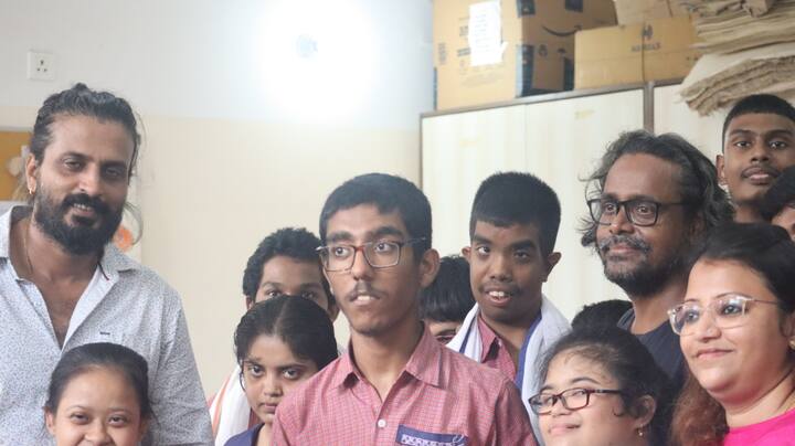 নাইজেল বলছেন, ' যারা গান গাইতে পারে তাদের গান আমরা ব্যবহার করেছি। এই গল্পটা একটা রোম্যান্টিক গল্প, যার ৫০ শতাংশ সংলাপ আর ৫০ শতাংশ শুধু গান। নাটকের সঙ্গে সঙ্গে পিছনের স্ক্রিনে ফুটে উঠবে গ্রাফিক্সের কাজ। নাটকের মধ্যে ব্যবহার করা হয়েছে কথাকলি নাচ এবং ছৌ-এর বিভিন্ন জিনিসকে।'
