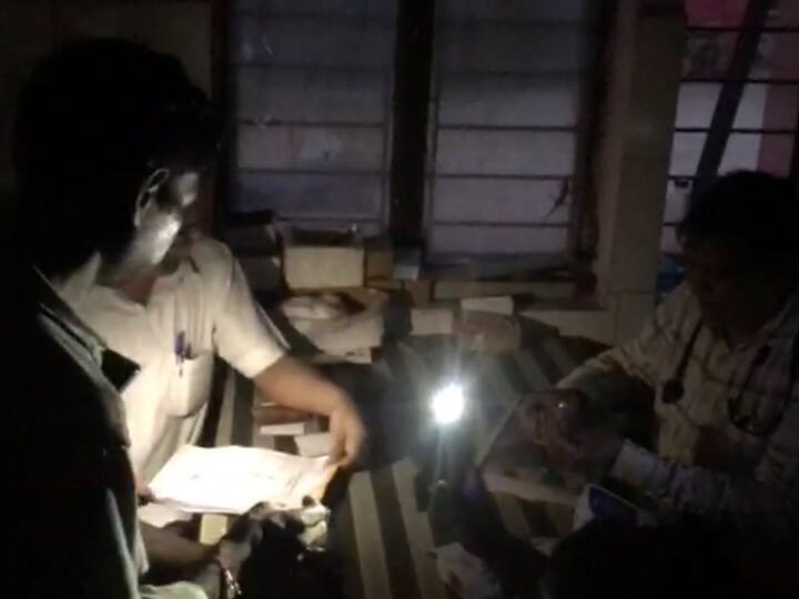 Unnao Uttar Pradesh Video of doctors treating under mobile torch light in CHC due to power outage viral ANN Unnao News: उन्नाव से आई सरकारी वादों की पोल खोलती तस्वीर, मोबाइल टॉर्च की रोशनी में इलाज करते दिखे डॉक्टर