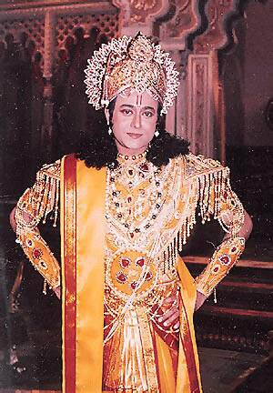 बीआर चोपड़ा की क्लासिक टेलीविजन सीरिज महाभारत जो 1998 में प्रसारित हुई थी. इस शो में नितीश भारद्वाज ने श्रीकृष्ण की भूमिका निभाई थी. महज 23 साल की उम्र में कृष्ण के कैरेक्टर को प्ले कर नीतिश रातों-रात स्टार बन गए थे.