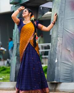 Poorna: అప్పుడే అరవిరిసిన ముద్ద మందారంలా పరికిణిలో మెరిసిపోతున్న పూర్ణ