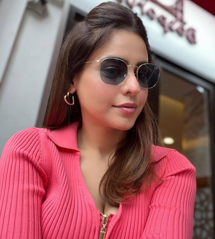फोटोज में आमना शरीफ को नी-कट डेनिम जींस और गाजरी कलर का टॉप पहन रखा है. साथ ही ब्लैक स्लिंग बैग से अपने लुक को पूरा किया है.