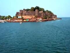 कोकणातील विजयदुर्ग किल्ला ढासळतोय, पाण्याखाली जाण्याची शिवप्रेमींना भीती