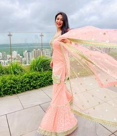 ट्रेडिशनल आउटफिट में Divyanka Tripathi लगीं कमाल, किलर स्माइल देख फैंस का हुआ बुरा हाल