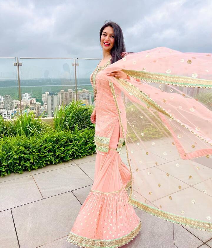 हाल ही में दिव्यांका ने अपनी एक तस्वीर शेयर की है. इस फोटो में दिव्यांका पीच कलर के शरारा सूट में काफी जंच रही हैं. एक्ट्रेस की इस फोटो से नजरें हटा पाना फैंस के लिए मुश्किल है.