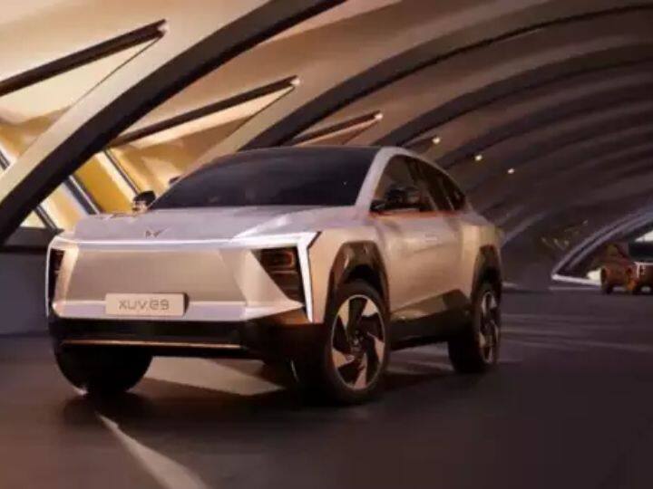 एका खास डिझाइनमध्ये सादर करण्यात आलेल्या XUV.e9 चा फक्त इलेक्ट्रिक व्हर्जन कंपनी बाजारात आणणार आहे. महिंद्राच्या म्हणण्यानुसार या इलेक्ट्रिक कारची रचना आधुनिक पद्धतीने करण्यात आली आहे. ही इलेक्ट्रिक कार XUV 700 पेक्षा मोठी आणि लांब आहे.  ज्याची लांबी 4,790 मिमी, रुंदी 1,905 मिमी आणि उंची 1,690 मिमी आहे. याच्या समोरील बाजूस असलेला मोठा C आकाराचा हेडलॅम्प याच्या लुकमध्ये भर घालतो.