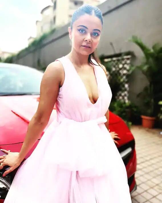 દેવોલીના ભટ્ટાચાર્જી ઇન્ડિયનથી લઇને વેસ્ટર્ન આઉટફિટ સુધીમાં પોતાની તસવીરો અને હૉટ અવતારથી સોશ્યલ મીડિયા પર કેર વર્તાવી રહી છે.