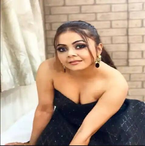 દેવોલીના ભટ્ટાચાર્જી સોશ્યલ મીડિયા પર ખુબ એક્ટિવ રહે છે, તે હંમેશા પોતાની હૉટ અને ગ્લેમરસ તસવીર પૉસ્ટ કરતી રહે છે. બ્લૂ કલરના ડ્રેસમાં તેનો સ્ટાઇલિસ અંદાજ ફેન્સને દિવાના બનાવી રહ્યો છે.