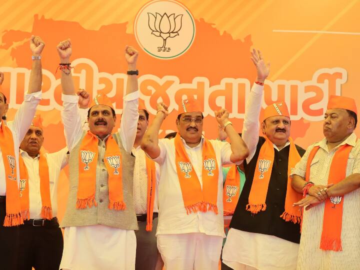 Gujarat Senior Congress leaders Naresh Raval and Raju Parmar join BJP Gujarat Politics: विधानसभा चुनाव से पहले कांग्रेस को बड़ा झटका, वरिष्ठ नेता नरेश रावल और राजू परमार बीजेपी में हुए शामिल