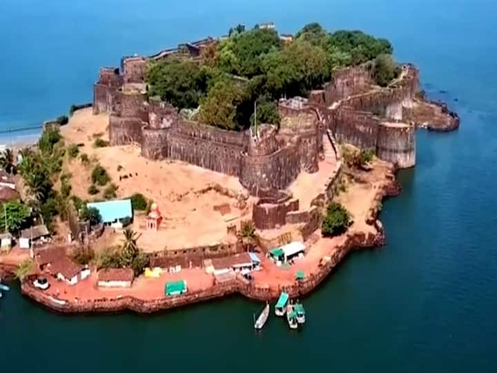 Sindhudurg, Vijaydurg Fort : सिंधुदुर्ग जिल्ह्यातील तिन्ही बाजूनी पाण्याने वेढलेल्या देवगडमधील विजयदुर्ग किल्ल्याची गेले काही वर्षे बुरुज ढासळत आहेत.