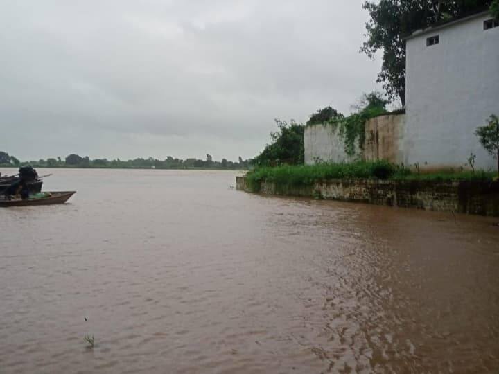 MP News: सीहोर में सालों से कर रहे पुल बनाने की मांग, अब जान जोखिम में डालकर नदी पार करने को मजबूर लोग mp Sehore river is flowing in Dangerous level in Sehore district tribal people cross river at risk, flood in mp ann MP News: सीहोर में सालों से कर रहे पुल बनाने की मांग, अब जान जोखिम में डालकर नदी पार करने को मजबूर लोग