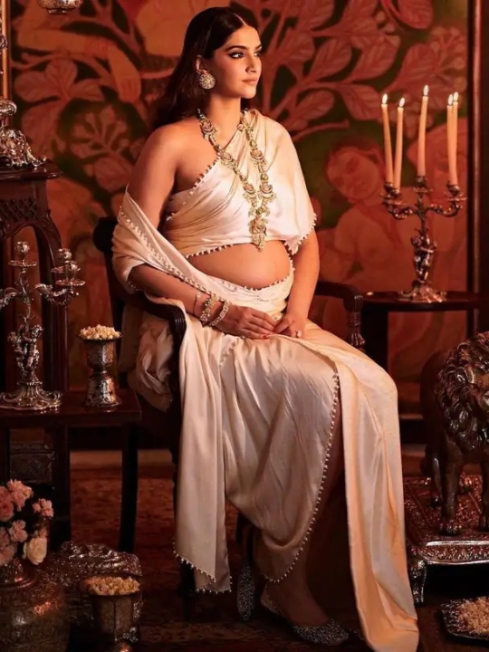 Bipasha Basu To Sonam Kapoor Actress Flaunted Baby Bump Pregnancy  Photoshoot Bollywood Divas | Actress Flaunted Baby Bump: बिपाशा बसु ही  नहीं, सोनम-अनुष्का ने भी शानदार तरीके से फ्लॉन्ट किया था ...