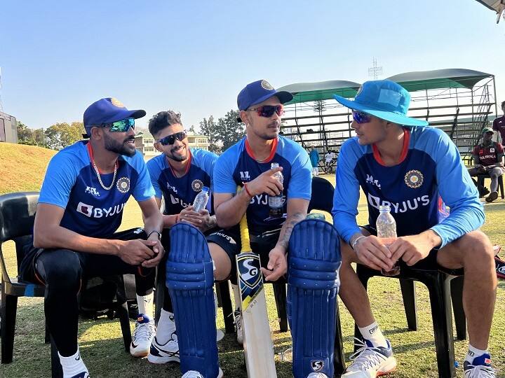 अभ्यास सत्र के दौरान फुर्सत के कुछ लम्हों में भारतीय खिलाड़ी मजाक-मस्ती करते हुए भी नजर आए. ऐसी ही एक तस्वीर में रुतुराज गायकवाड़, मोहम्मद सिराज और शुभमन गिल अपने साथी खिलाड़ी इशान किशन की बातों को सुनते नजर आए.