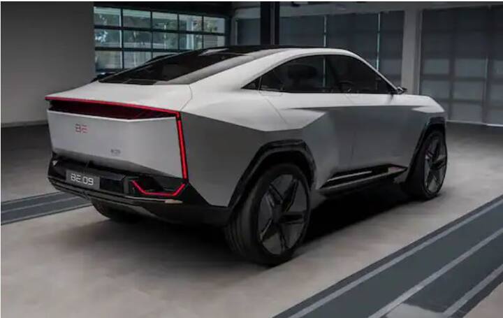 এর হেডলাইট ও বড় এয়ারড্যামের সামনের নকশাটি নজর কাড়বেই। এর বনেটে একটি এয়ার-ডাক্ট ডিজাইন ও অনেক শার্প কাট ক্রিজ থাকবে। যার ফলে দারুণ দেখতে লাগবে গাড়ি।