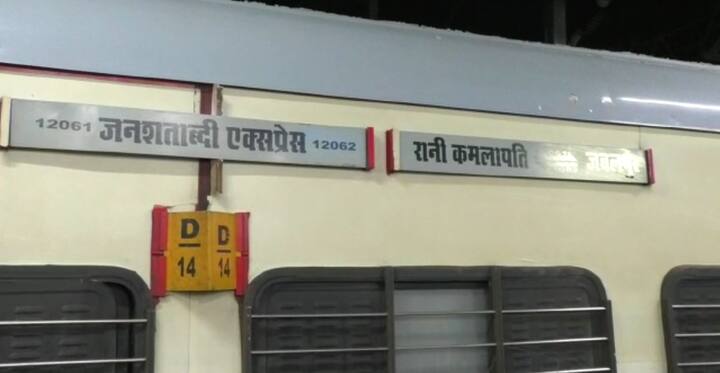 विस्टाडोम कोच में यात्रियों के लिए कुल 44 सीटें हैं. ये सीटें आरामदायक तो हैं साथ ही इसमें पैर फैलाने के लिए भी काफी जगह है. ऐसे में बच्चों से लेकर बड़ी उम्र के लोग भी आराम से सफर कर सकते हैं. सीटों की सबसे बड़ी खासियत है कि इन्हें 180 डिग्री में घुमाया जा सकता है. यानी यात्री सामने की ओर मुंह करके बैठने को मजबूर नहीं होगा, बल्कि जिस दिशा में चाहे देख सकेगा.