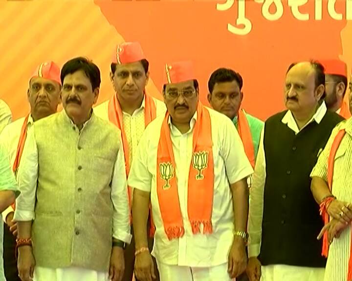 Gujarat Election : Senior Gujarat Congress leaders Naresh Raval and Raju Parmar join BJP Gujarat Election : કોંગ્રેસના બે દિગ્ગજ નેતા જોડાયા ભાજપમાં, કહ્યું, કોંગ્રેસમાં અમે મૂંઝવણ અનુભવતા હતા