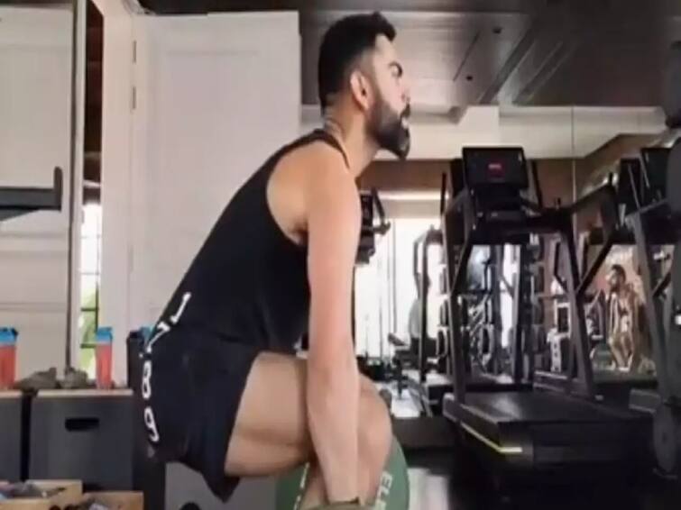 Virat Kohli Latest Workout Video Prepares for Asia Cup 2022 Shares Video on Twitter- Watch Virat Kohli Workout Video: தனி ஒருவனாய் உன் முன் படையெடுத்து... ஆசியக் கோப்பைக்கு வேற லெவலில் தயாராகும் கோலி!