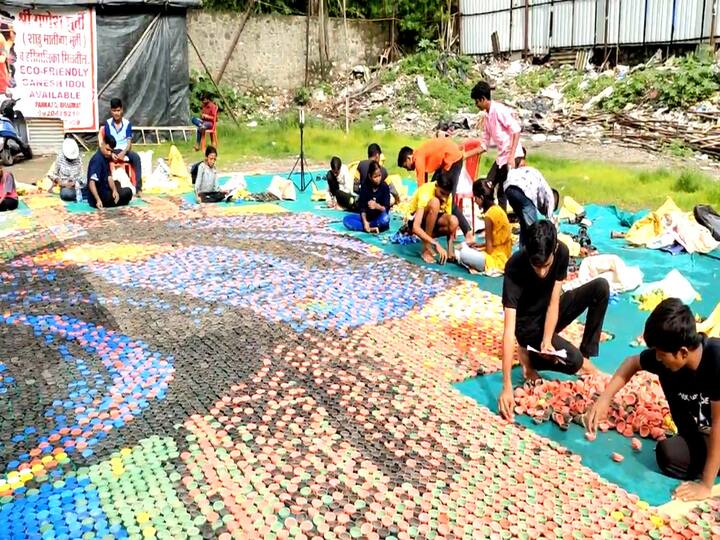 देशाच्या स्वातंत्र्याला 75 वर्ष पूर्ण झाली आहे. तसेच लाडक्या गणपती बाप्पाचे आगमन होणार आहे. यांची सांगड घालत प्रसिद्ध मोजेक कलाकार चेतन राऊत यांनी 75,000 मातीच्या पणत्यापासून कलेचे दैवत लाडके गणपती बाप्पा यांची प्रतिमा साकारली आहे.