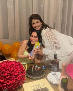 Shraddha Arya ने शादी के बाद पहले जन्मदिन पर मचाया गर्दा, केक काटने से लेकर पति संग लिप लॉक की तस्वीरें वायरल
