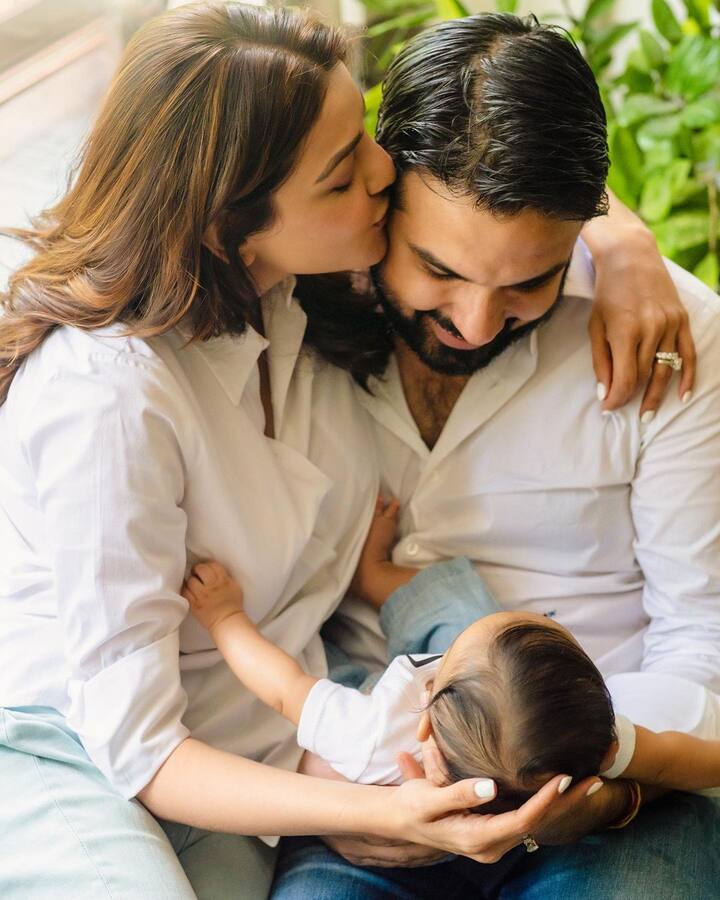 साउथ सिनेमा की चर्चित एक्ट्रेस काजल अग्रवाल (Kajal Aggarwal) सोशल मीडिया पर एक्टिव रहती हैं. अपनी खूबसूरत फोटो शेयर करने के साथ वो अपने पति गौतम किचलू और बेटे के साथ भी खूब फोटोज शेयर करती हैं.