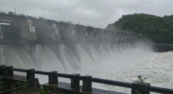 Bhandara Rain : भंडाऱ्यासह गडचिरोली आणि चंद्रपूरमध्ये पूरस्थिती कायम, भंडारा जिल्ह्यातील शाळांना आज सुट्टी, नागरिकांना सतर्कतेच्या सूचना