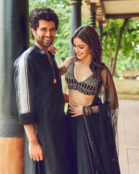 Ananya Deverakonda Pics: 'लाइगर' की सक्सेस के लिए विजय देवरकोंडा की मां ने रखी पूजा, अनन्या पांडे भी हुईं शामिल