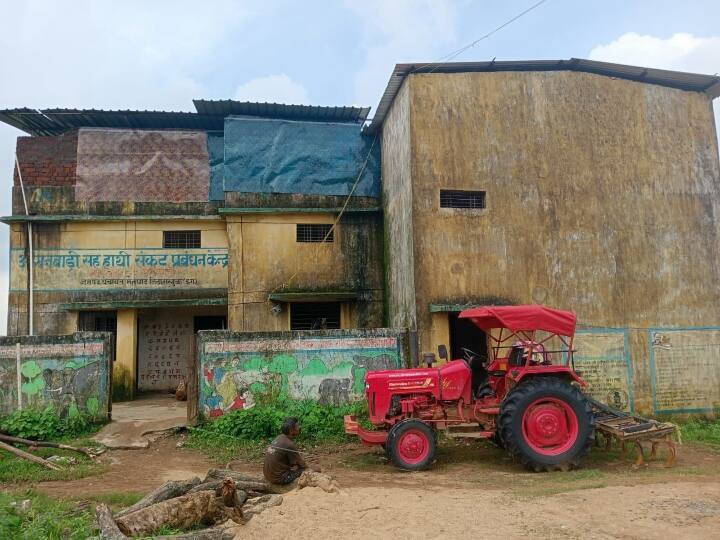 Surguja people are staying in relief center in night due to fear of elephants in Chhattisgarh ANN Surguja News: सरगुजा में हाथियों का ऐसा खौफ, घर छोड़कर राहत केंद्र में रात गुजार रहे लोग