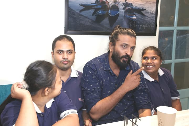 নাইজেলের বিশ্বাস, যে কোনও মানুষকে স্বাভাবিক জীবনে ফেরাতে পারে থিয়েটার থেরাপি। অভিনেতার কথায়, 'অনেকে ওদের শারীরিকভাবে অক্ষম বলে, অনেকে বলে পাগল.. আমি চাই, এই সব পেরিয়ে মানুষ ওদের চিনুক শিল্পী বলে।'