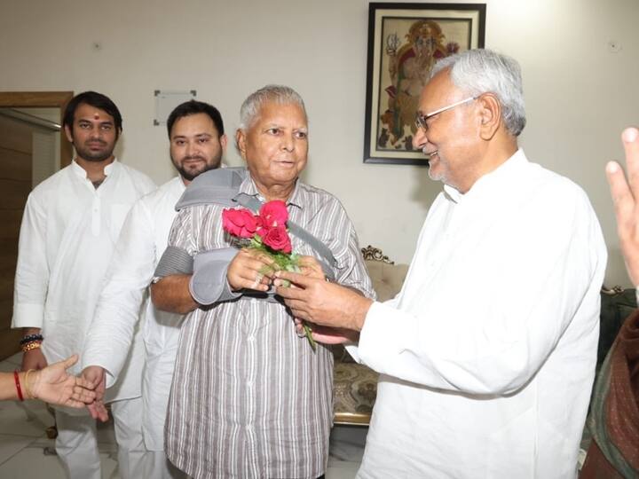 Bihar CM Nitish Kumar Walks Down To Meet Lalu Prasad Yadav As He Arrives In Patna Nitish Kumar Walks Down To Meet Lalu Prasad. RJD Supremo Says 'Modi Ko Hatana Hai'