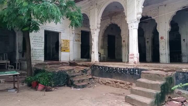 यह सरकारी स्कूल किराए की जगह में चल रहा है. यह जगह राजस्थान के पूर्व मुख्यमंत्री बरकतुल्लाह खान की हवेली में 430 रुपये प्रति महीना किराए के हिसाब से चल रहा है. स्कूल व पूर्व मुख्यमंत्री बरकतुल्लाह खान ने बच्चों की शिक्षा के लिए दी थी उनकी कोई संतान नहीं थी उनके परिजन का अदालत में मामला चल रहा है.