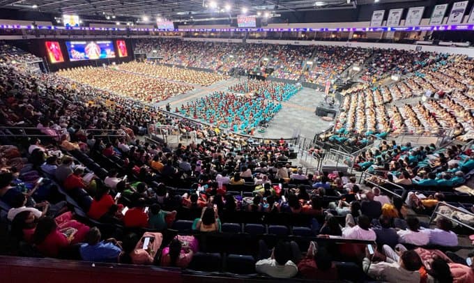 2000 kids chanted entire bhagavad gita by heart in dallas america video viral on social media trending marathi news Trending: अमेरिकेत 2000 मुलांनी एकत्र म्हटली भागवत कथा, व्हिडीओ पाहून तुम्हीही मंत्रमुग्ध व्हाल!