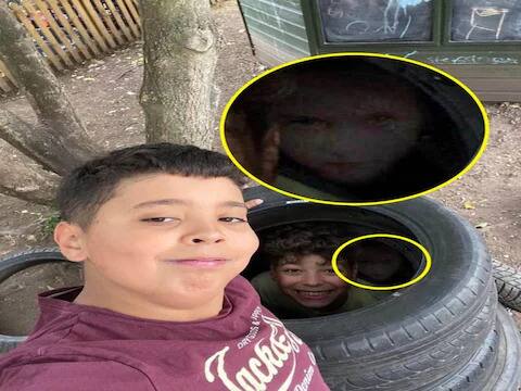 Weird: ਦੋ ਭਰਾਵਾਂ ਦੀ ਸੈਲਫੀ 'ਚ ਲੁਕਿਆ ਸੀ ਖੌਫਨਾਕ ਰਾਜ਼, ਜ਼ੂਮ ਕਰਦੇ ਹੀ ਮੂੰਹ 'ਚੋਂ ਨਿਕਲੇਗੀ ਚੀਕ! ghost girl captured in brothers selfie can you see after zooming Weird: ਦੋ ਭਰਾਵਾਂ ਦੀ ਸੈਲਫੀ 'ਚ ਲੁਕਿਆ ਸੀ ਖੌਫਨਾਕ ਰਾਜ਼, ਜ਼ੂਮ ਕਰਦੇ ਹੀ ਮੂੰਹ 'ਚੋਂ ਨਿਕਲੇਗੀ ਚੀਕ!