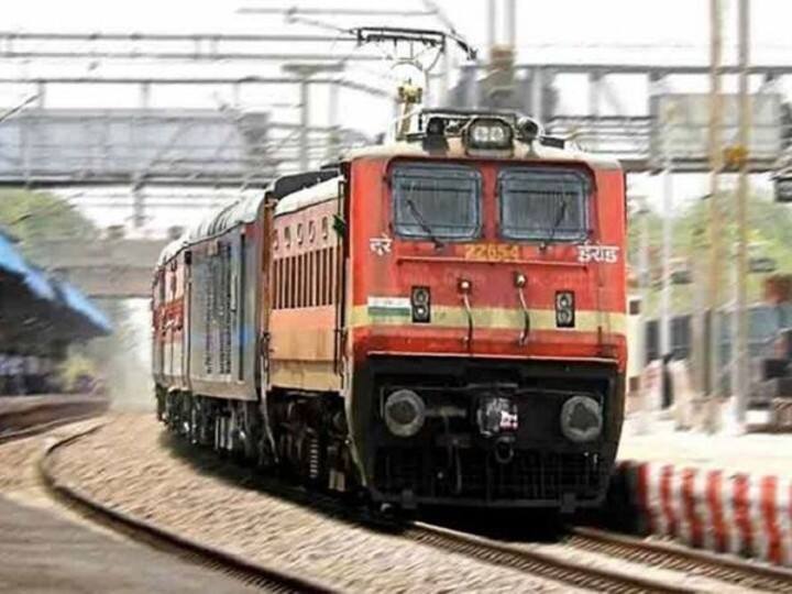 Semi Bullet Train : హైదరాబాద్ - బెంగళూరు మధ్య సెమీ హైస్పీడ్ రైలు - ఎన్ని గంటల్లో వెళ్లొచ్చంటే ? Bengaluru and Hyderabad may get closer; semi-high speed railway track to reduce travel time to 2.5 hours Semi Bullet Train : హైదరాబాద్ - బెంగళూరు మధ్య సెమీ హైస్పీడ్ రైలు - ఎన్ని గంటల్లో వెళ్లొచ్చంటే ?