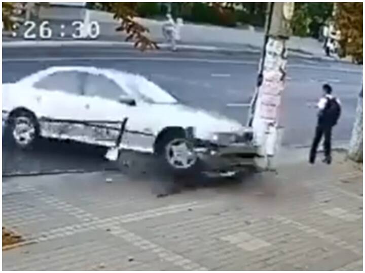 Shocking: तेज रफ्तार कार की चपेट में आने से बाल-बाल बचा ये शख्स, इलेक्ट्रिक पोल से जा टकराई गाड़ी man escaped being hit by a speeding car shocking video viral on social media Shocking: तेज रफ्तार कार की चपेट में आने से बाल-बाल बचा ये शख्स, इलेक्ट्रिक पोल से जा टकराई गाड़ी