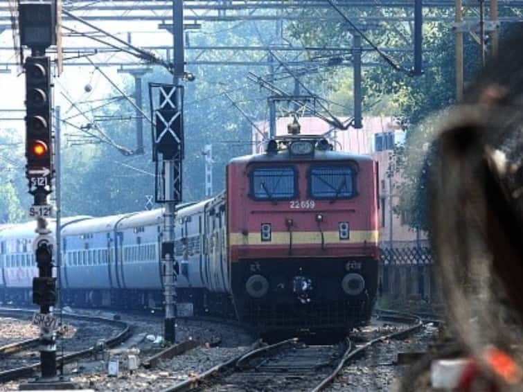 Check IRCTC rules on booking train tickets for kids below 5 years Indian Railways: ভারতীয় রেলে সফরের জন্য ৫ বছরের কম বয়সী বাচ্চাদের ক্ষেত্রে টিকিট কাটার নিয়মগুলি জেনে নিন